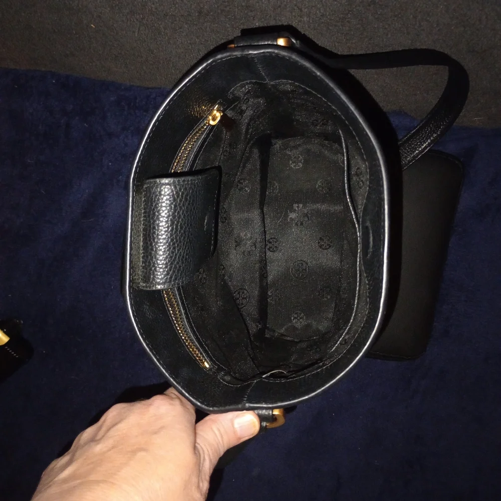 Tory Burch Britten Bucket Bag With Tory Burch Wallet - Picture 11 of 15